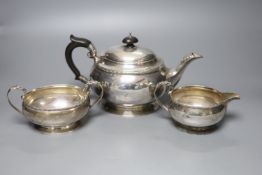 A George V silver three piece tea set, Docker & Burn, Birmingham, 1925, gross 33.5oz.