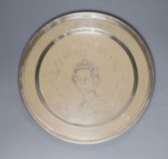 An Elizabeth II Silver Jubilee commemorative silver dish, 22.9cm,11oz.