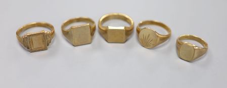 Five assorted modern 9ct gold signet rings, largest size U,28.6 grams.
