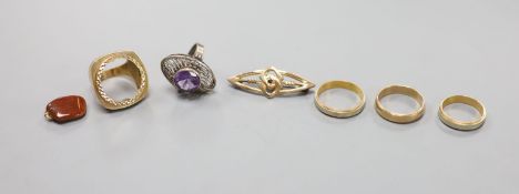 A 9ct gold shank, a 9ct band, three other rings, a brooch and a pendant,9ct gross 13.4 grams.