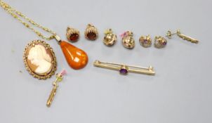 Four assorted modern pairs of 9ct gold & gem set ear studs, a 9ct and amethyst bar brooch, amber