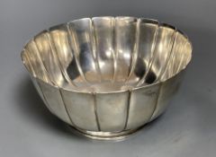 A 1960's fluted silver bowl, Henry Clifford Davis, Birmingham, 1960, diameter 16.4cm,12oz.