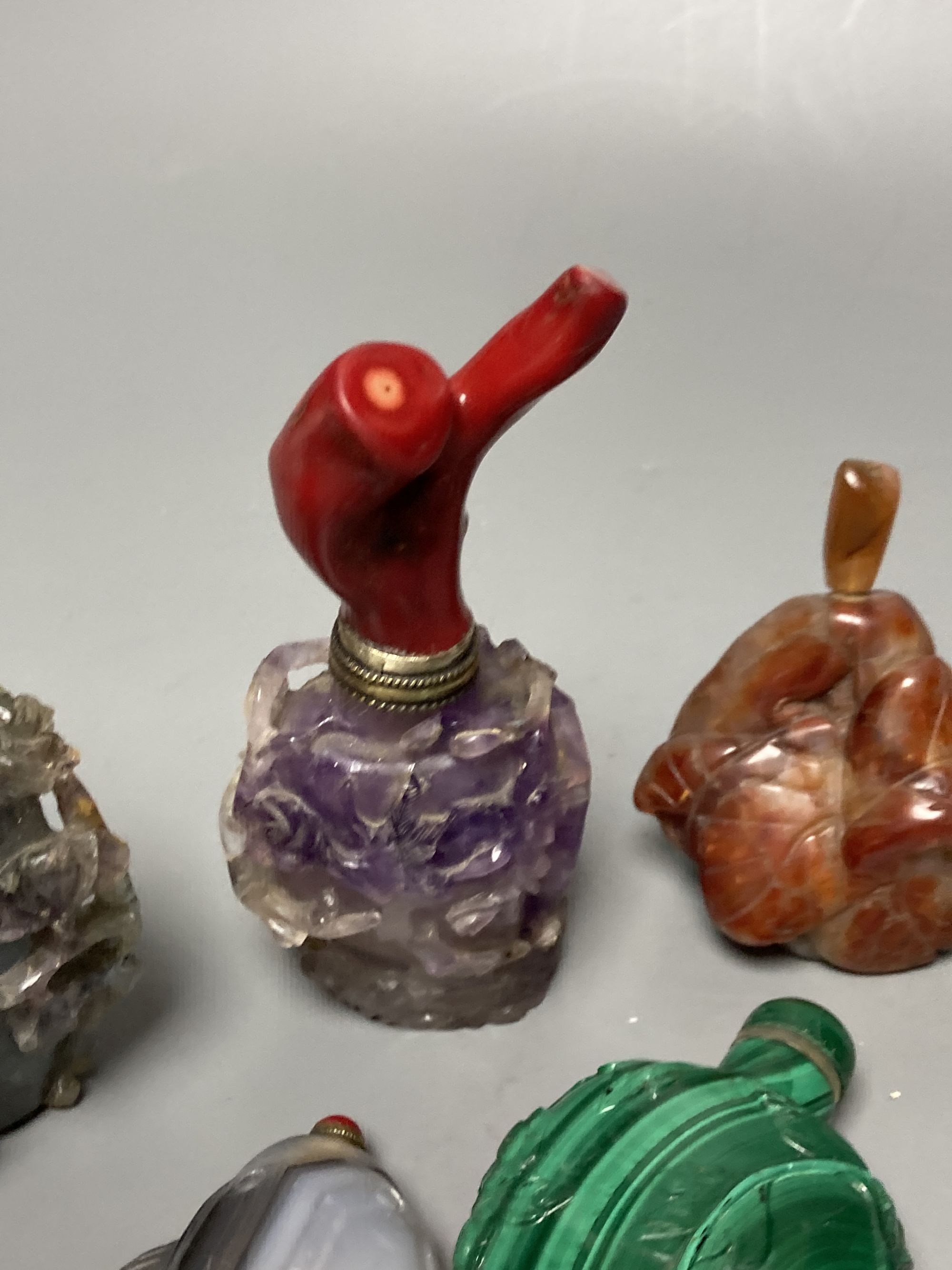 Five Chinese carved hardstone snuff bottles - Image 4 of 5