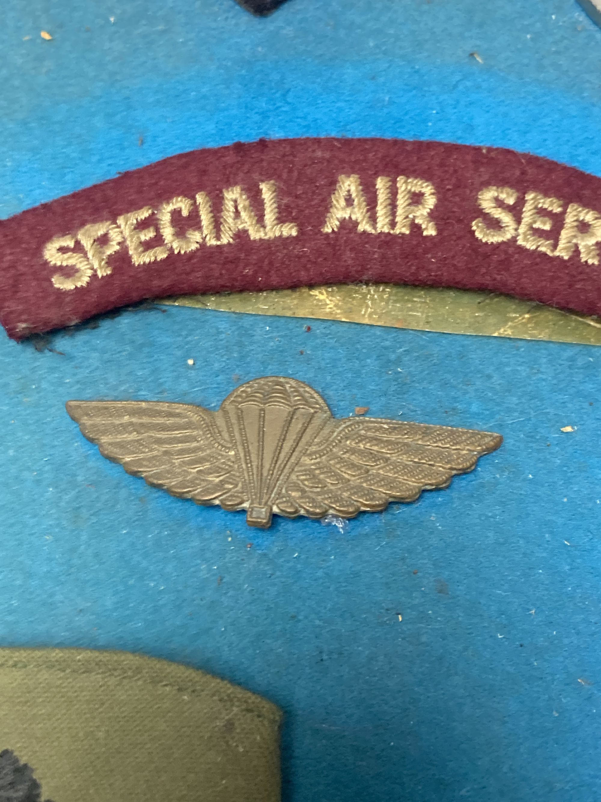 A group of Special Air Service SAS embroidered insignia, a belt and other military items, includes a - Image 3 of 4