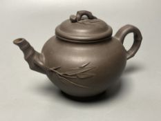 A Chinese Yixing teapot and cover, height 12cm