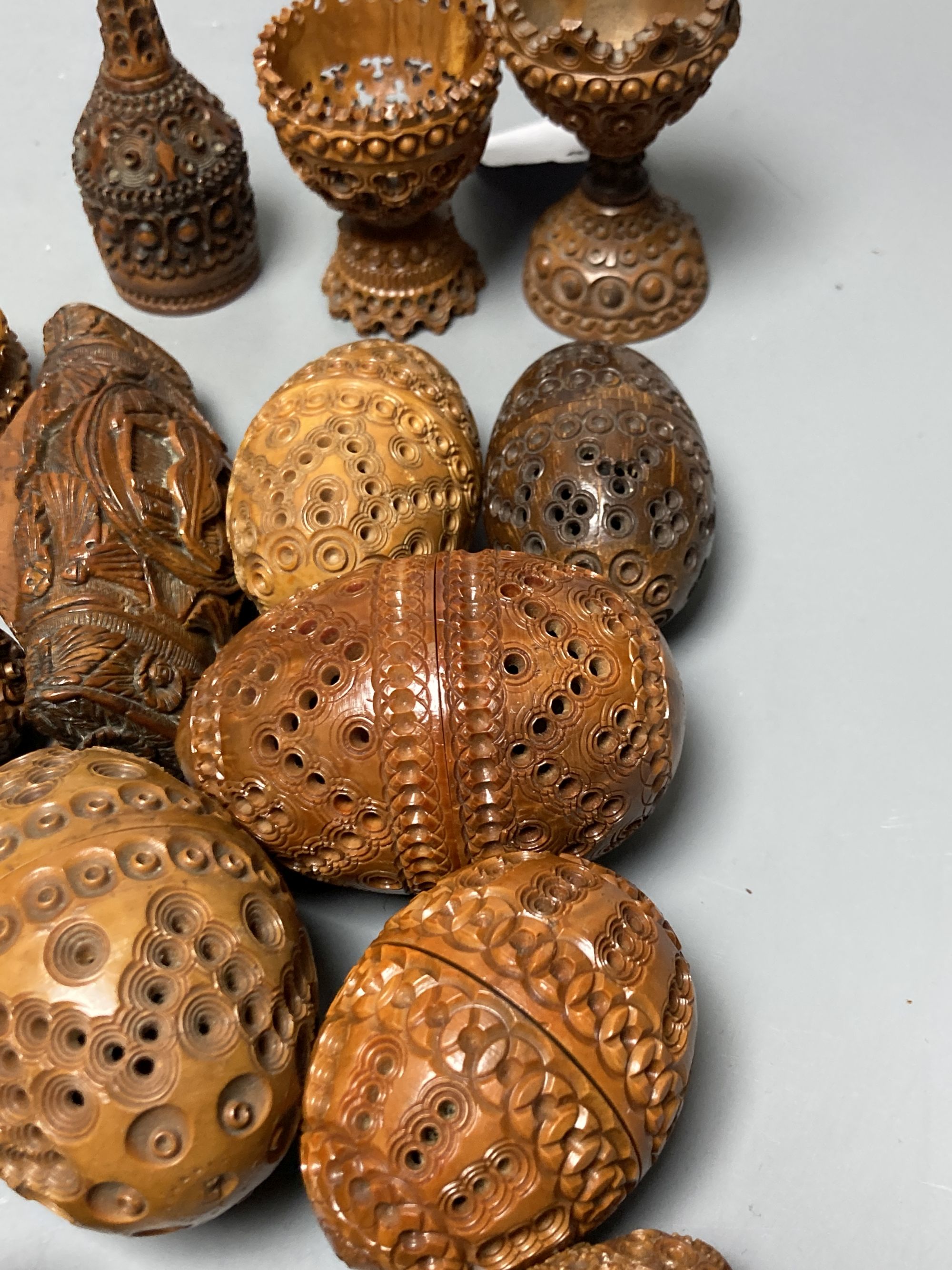 A quantity of coquilla nut carvings - Image 3 of 4