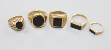 Three assorted 9ct and black onyx signet rings and two other similar rings, largest size W,gross