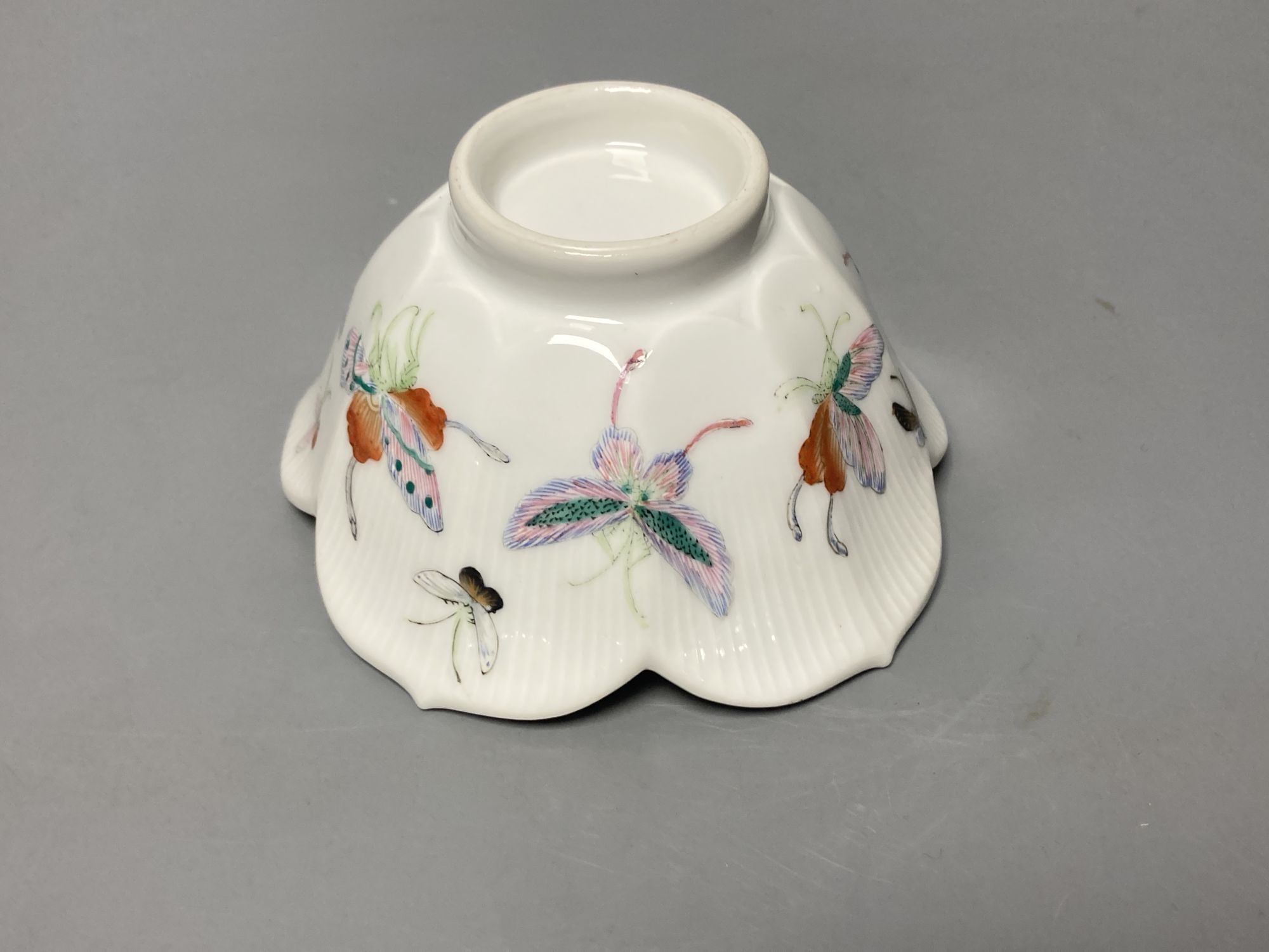 A Chinese famille rose 'butterfly' bowl, diameter 12cm - Image 3 of 3
