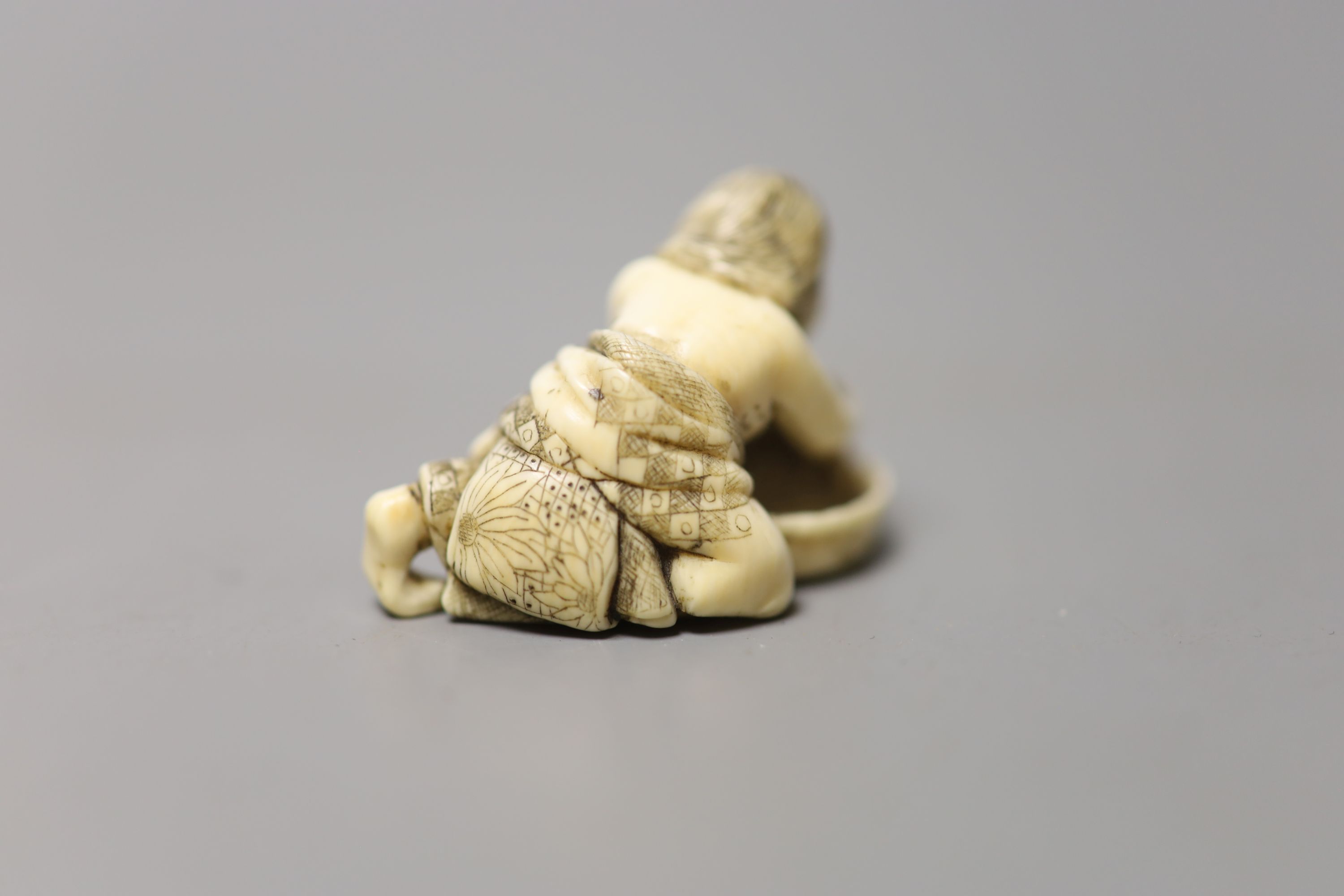 A 19th century Japanese ivory netsuke of a woman washing her hair, 3.5cm wide - Image 3 of 4