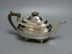 An Edwardian silver teapot, Z. Barraclough & Sons, Sheffield, 1908, gross 23.5oz.
