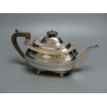 An Edwardian silver teapot, Z. Barraclough & Sons, Sheffield, 1908, gross 23.5oz.