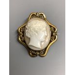 A Victorian pinchbeck and cameo shell set oval brooch, 6 cm.