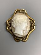 A Victorian pinchbeck and cameo shell set oval brooch, 6 cm.