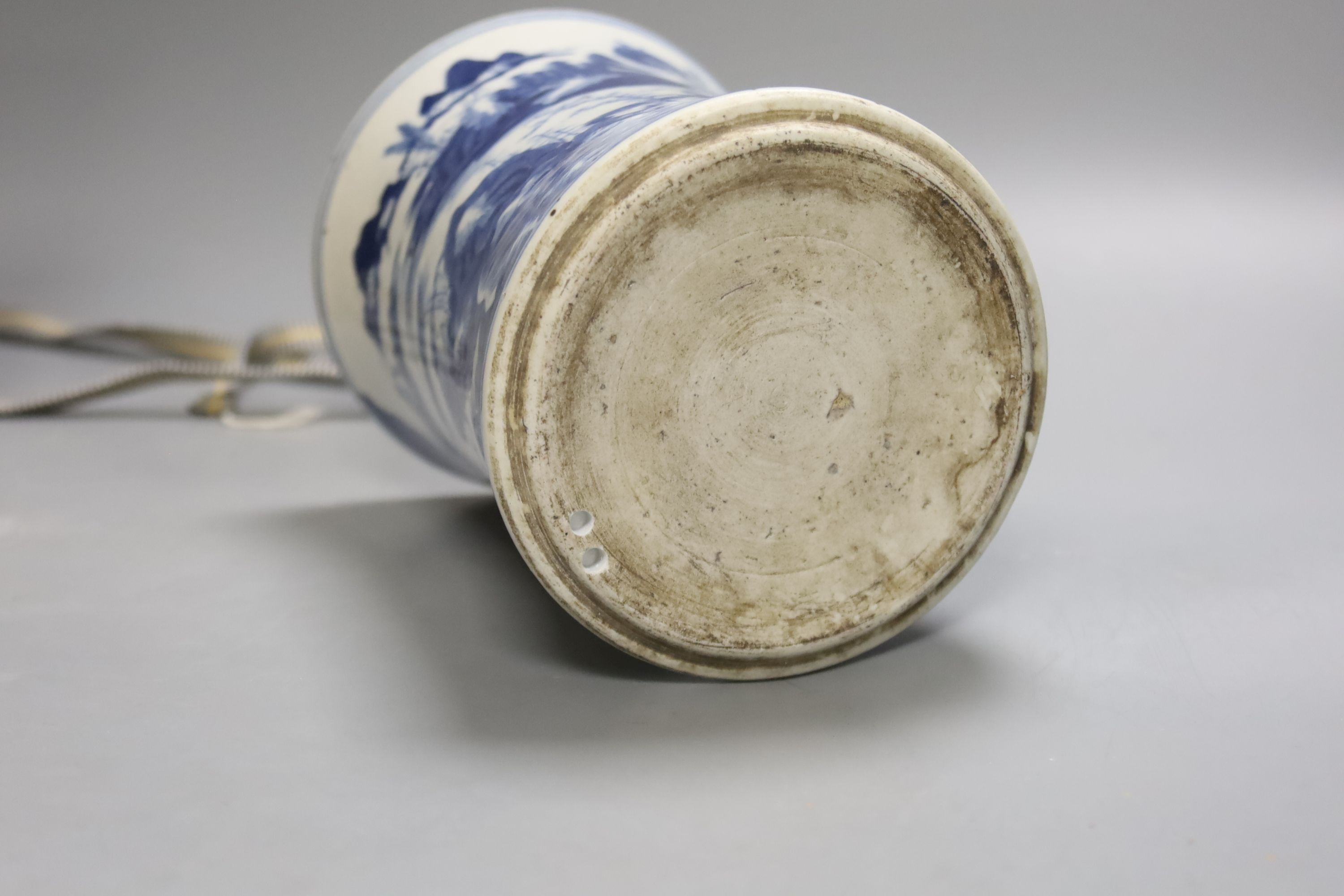 A Chinese blue and white porcelain brush pot, painted with a landscape, 17cm high, in later pine - Image 3 of 3