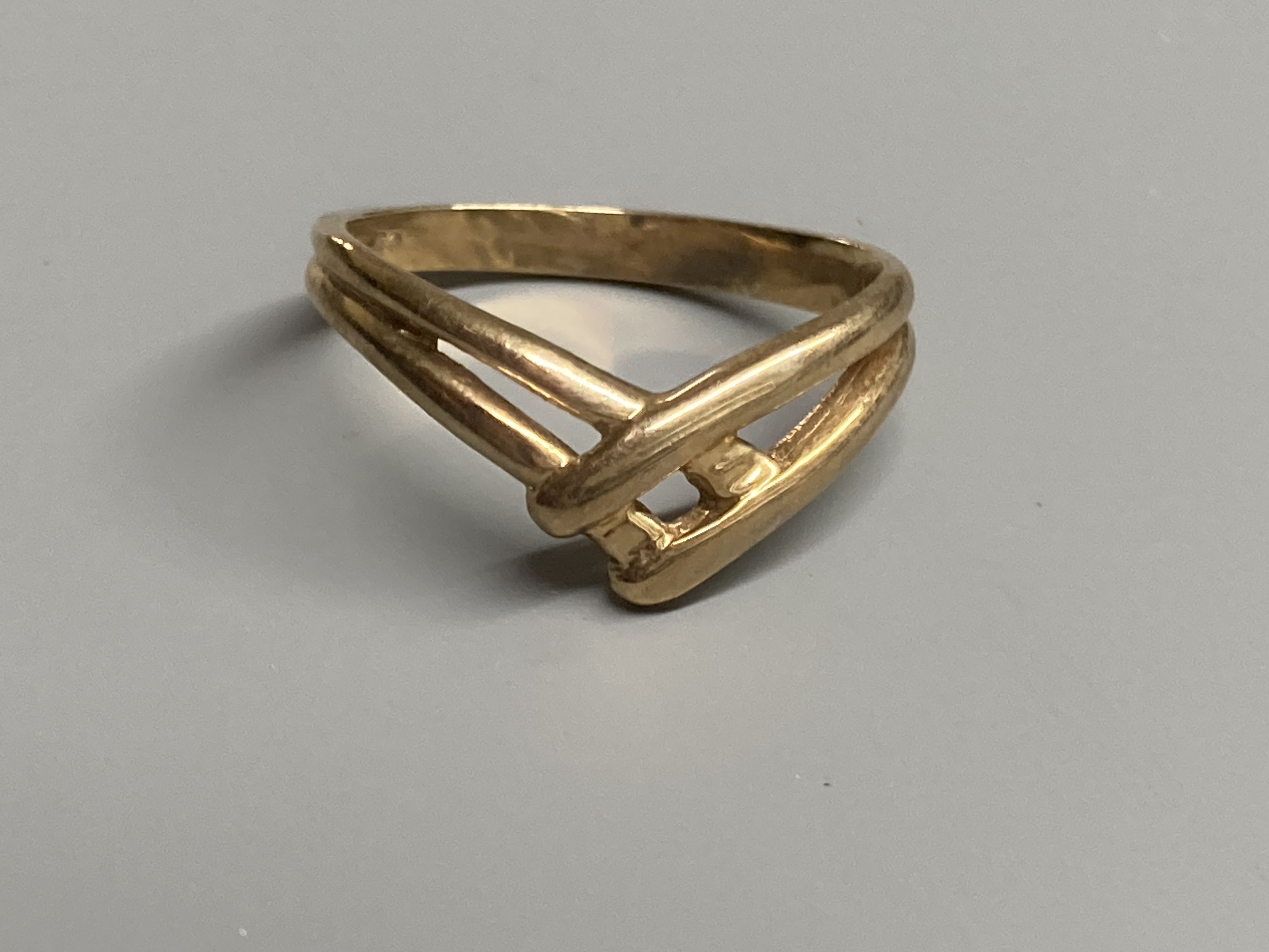 Five assorted modern 9ct gold rings including three colour triple band,8.8 grams. - Image 5 of 6