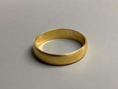A 22ct gold wedding band,4 grams.