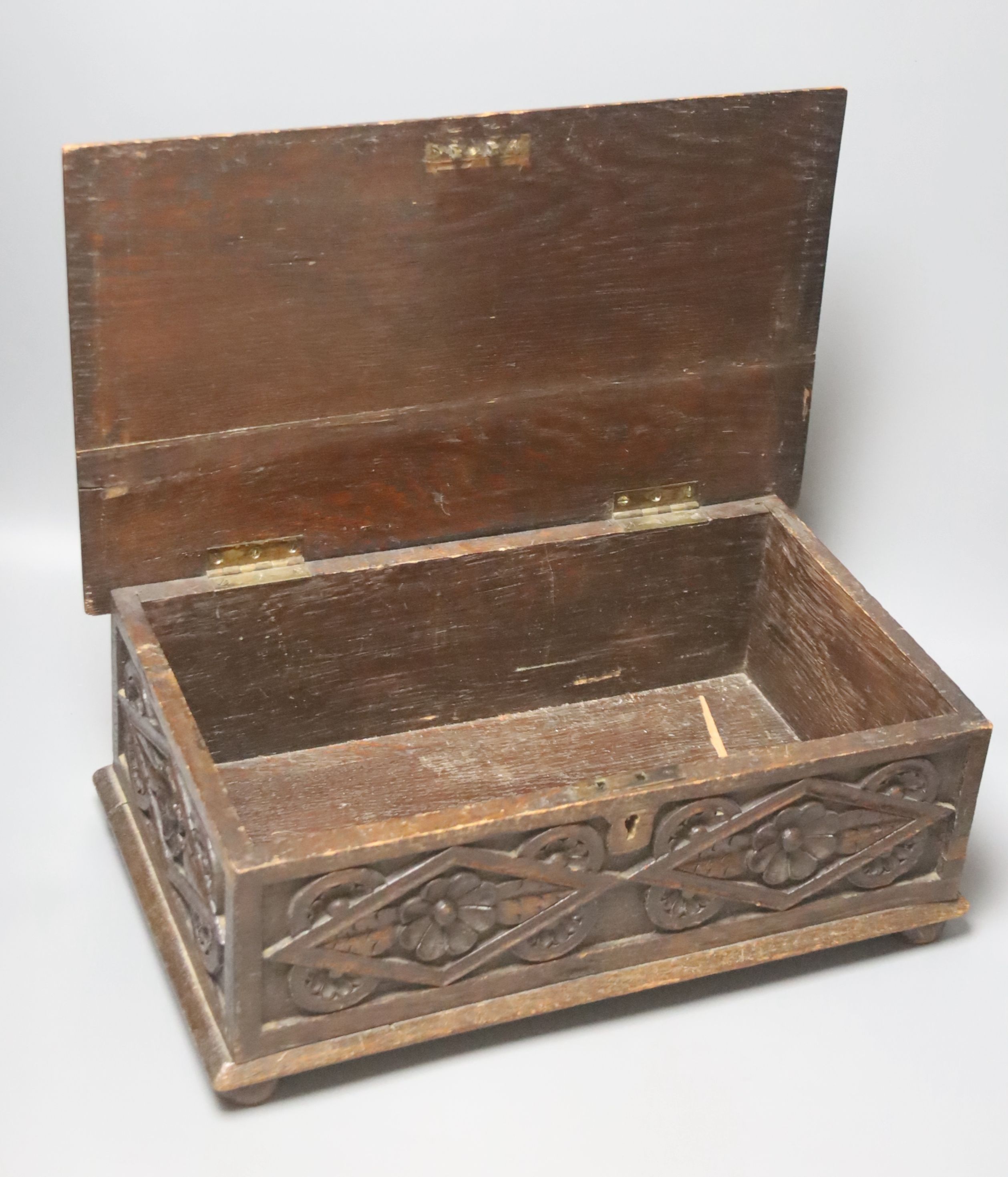 A 1920's carved oak box - Image 3 of 3