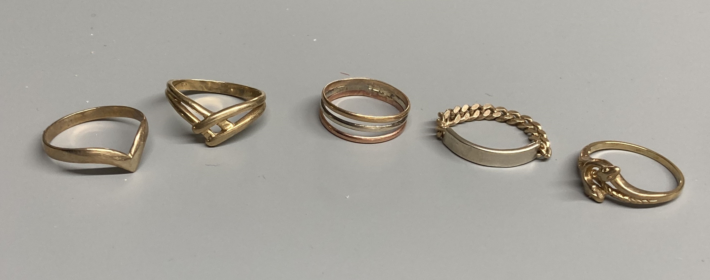 Five assorted modern 9ct gold rings including three colour triple band,8.8 grams.