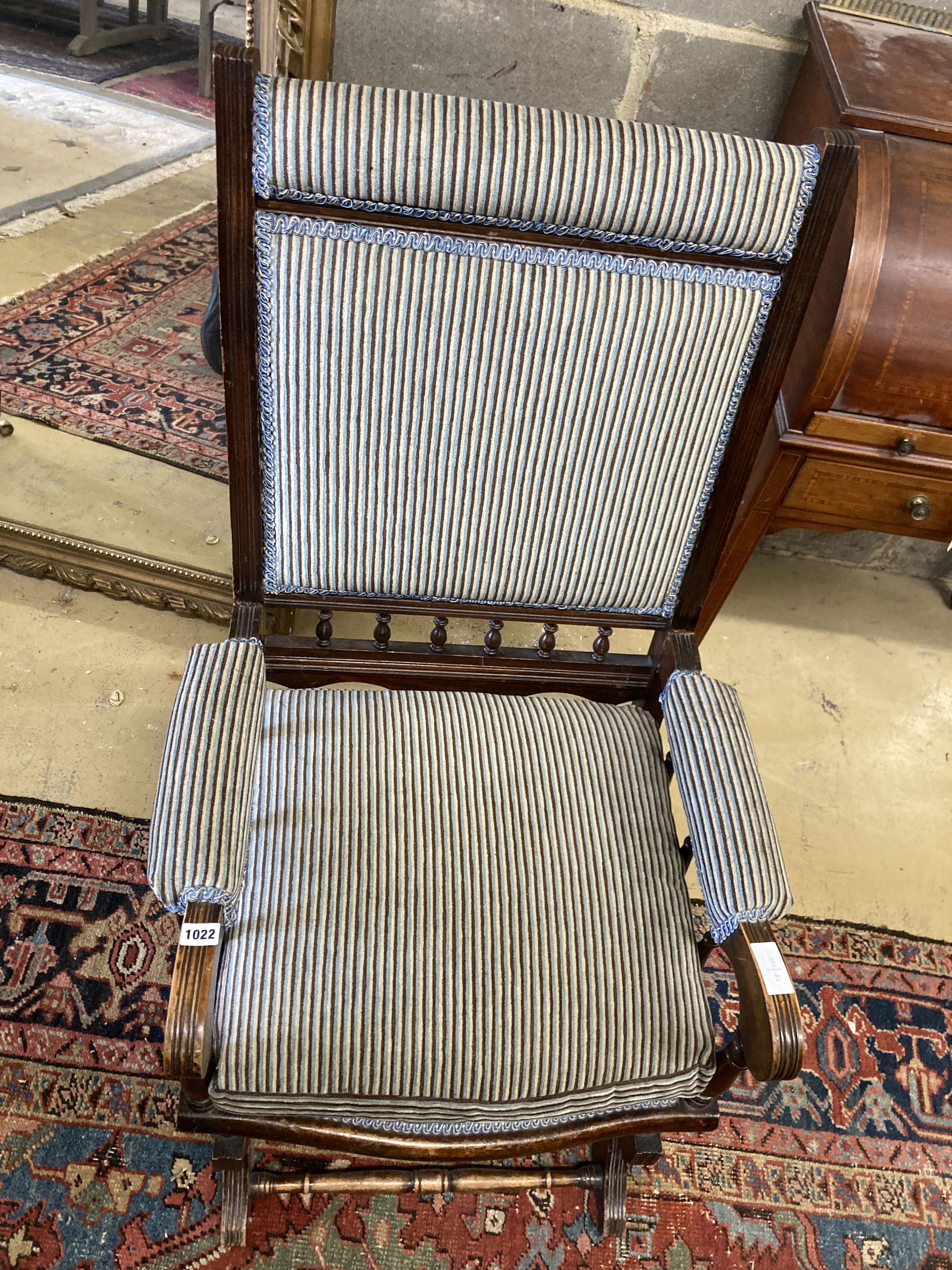 An early 20th century American mahogany rocking chair, width 60cm, depth 52cm, height 108cm - Image 4 of 4