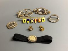 Seven items of assorted jewellery including a 15ct, rock crystal and seed pearl set brooch, 37mm,