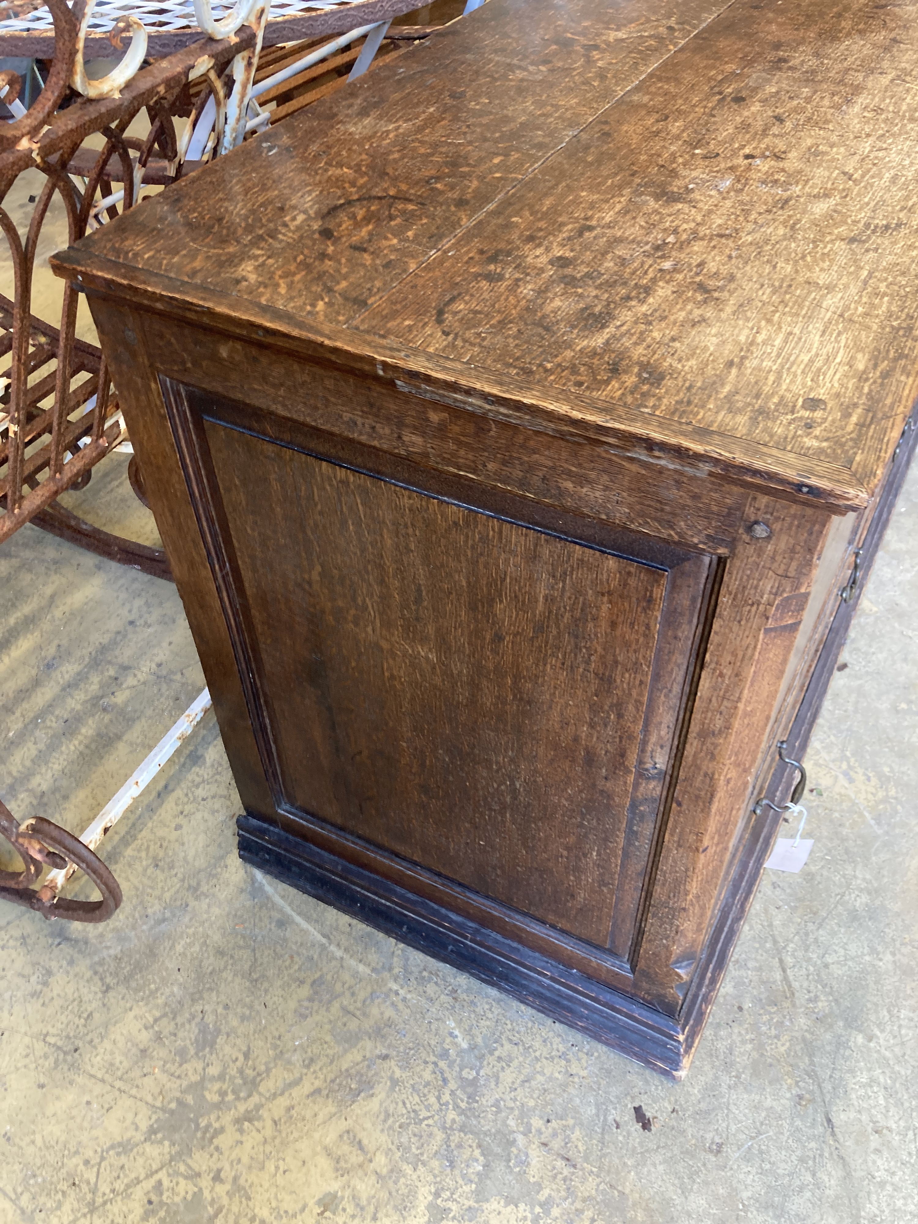 An early 19th century oak mule chest, length 140cm, depth 54cm, height 75cm - Image 3 of 4