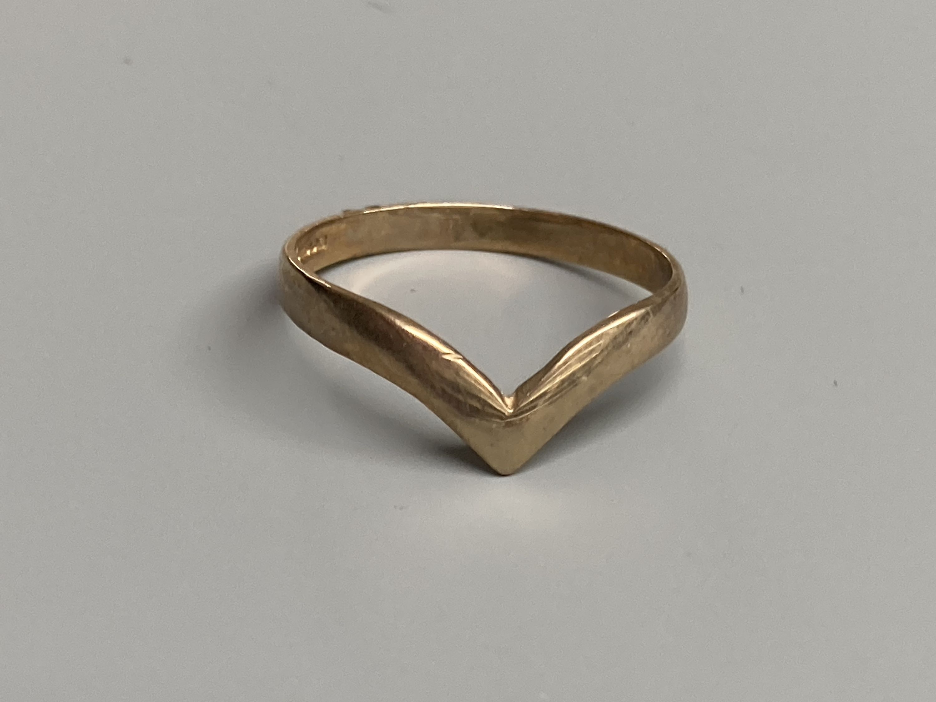 Five assorted modern 9ct gold rings including three colour triple band,8.8 grams. - Image 6 of 6