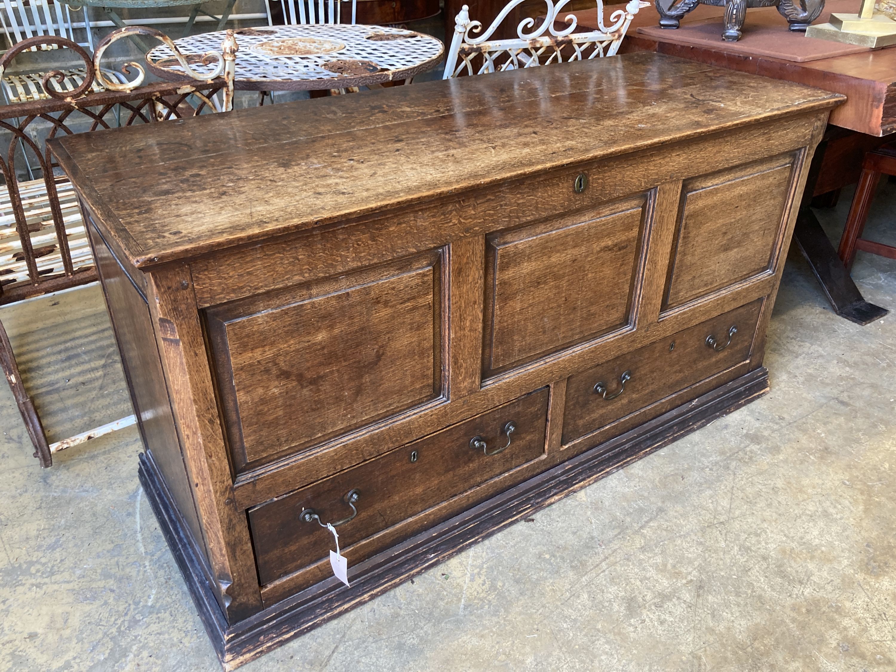 An early 19th century oak mule chest, length 140cm, depth 54cm, height 75cm