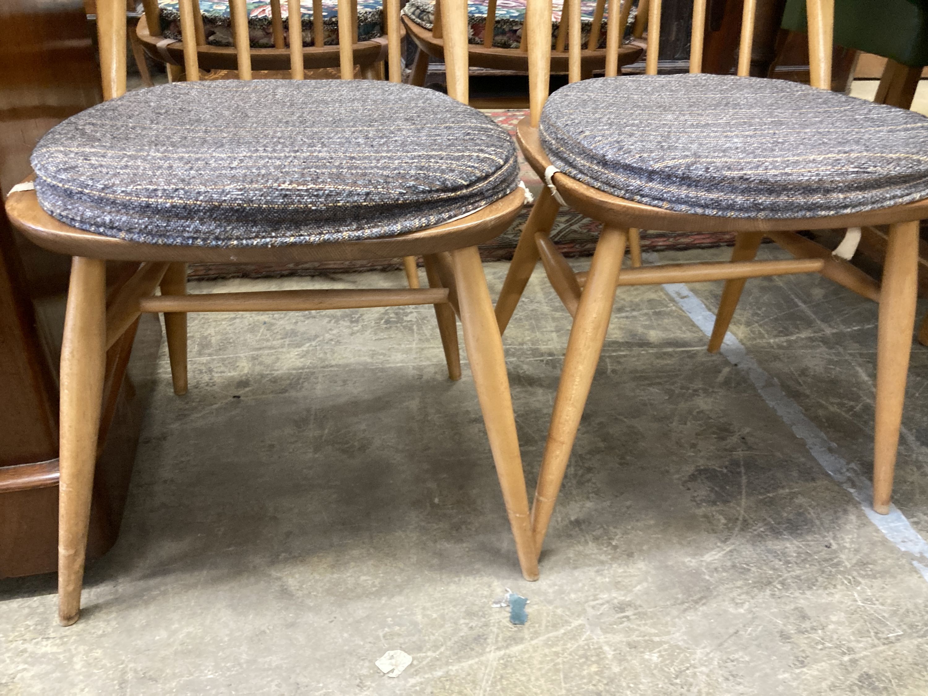 A set of four Ercol light beech comb back Windsor dining chairs - Image 3 of 4