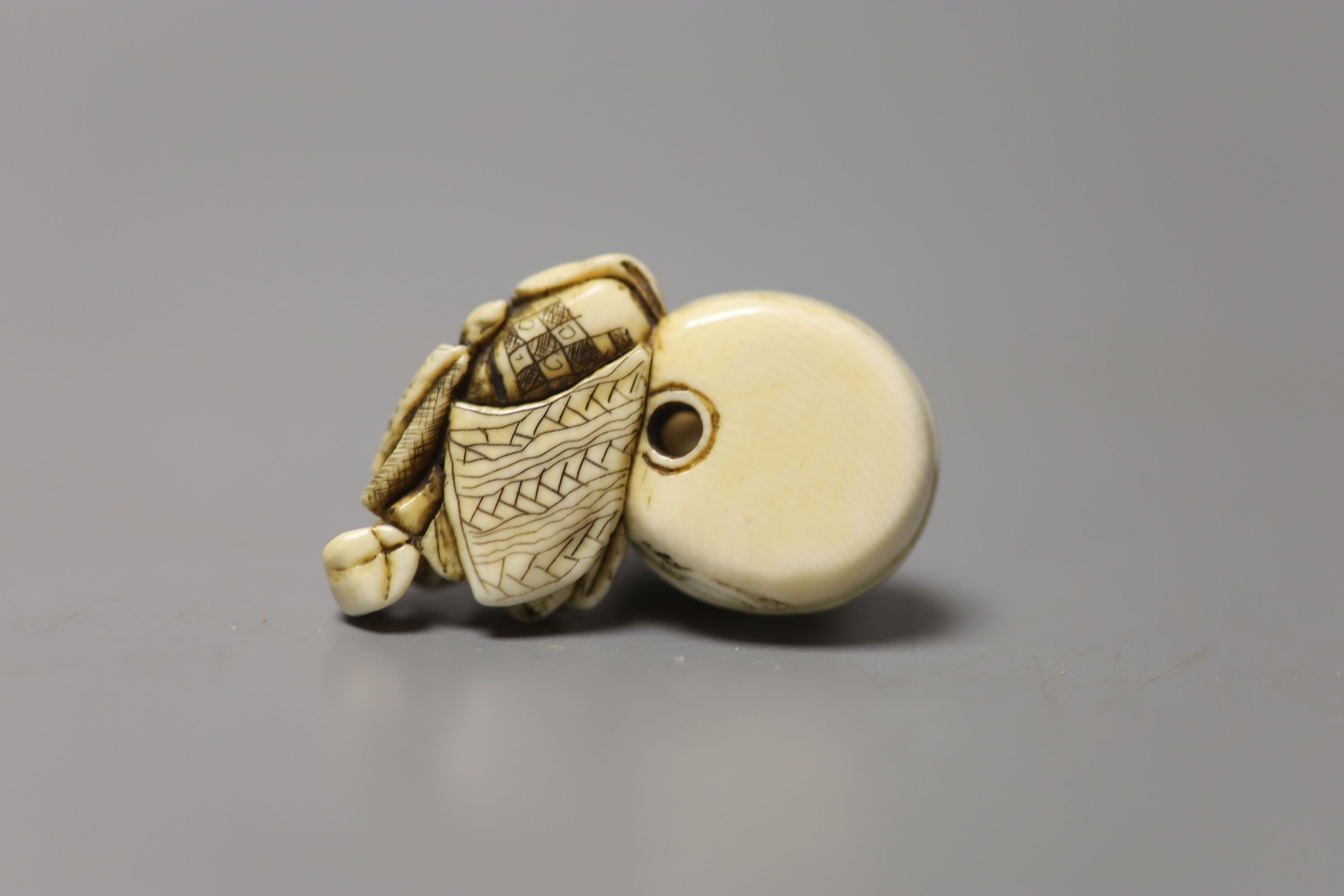 A 19th century Japanese ivory netsuke of a woman washing her hair, 3.5cm wide - Image 4 of 4