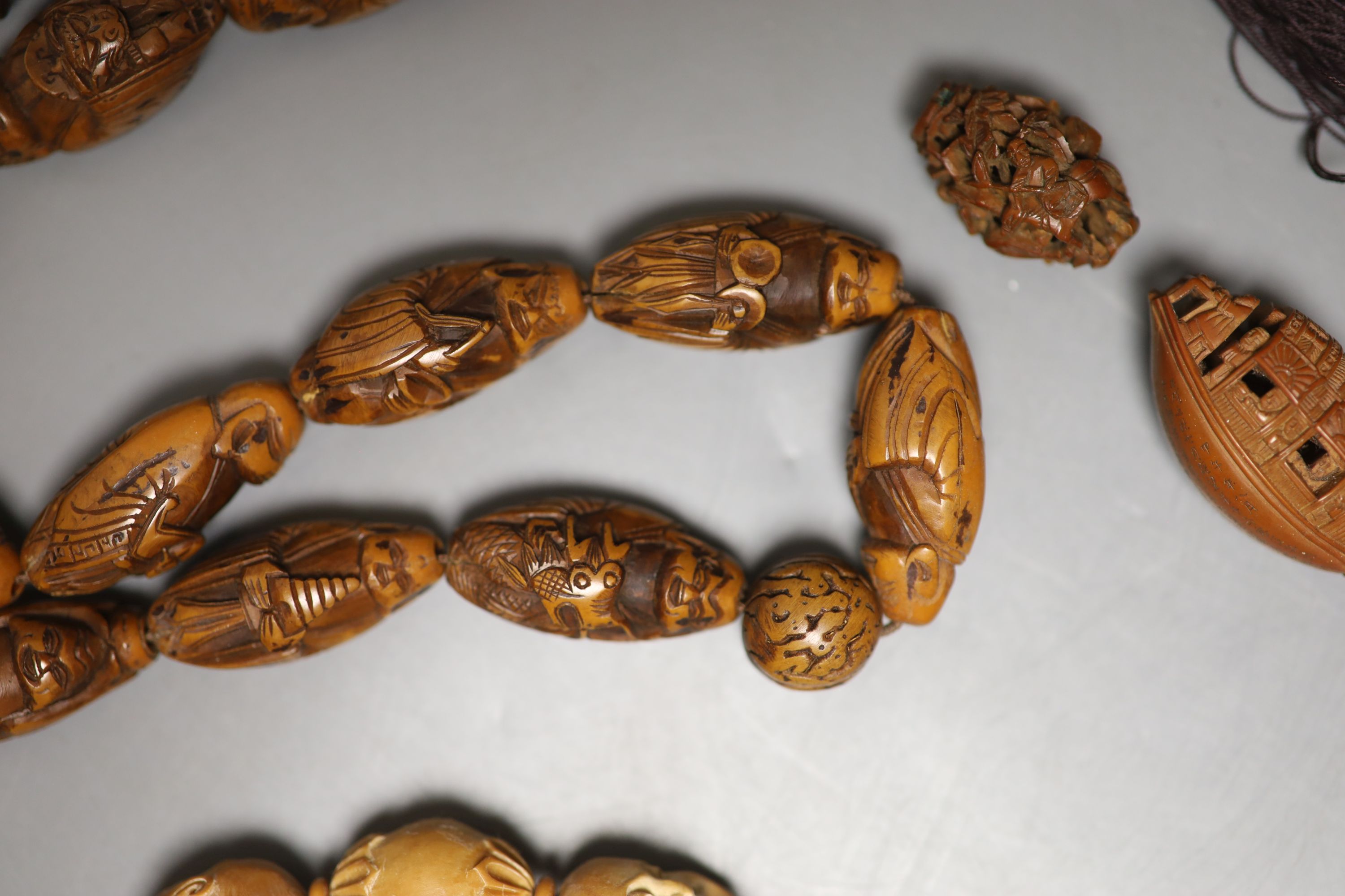 A coquilla nut necklace, bracelet and two small ornamental carvings - Image 3 of 3