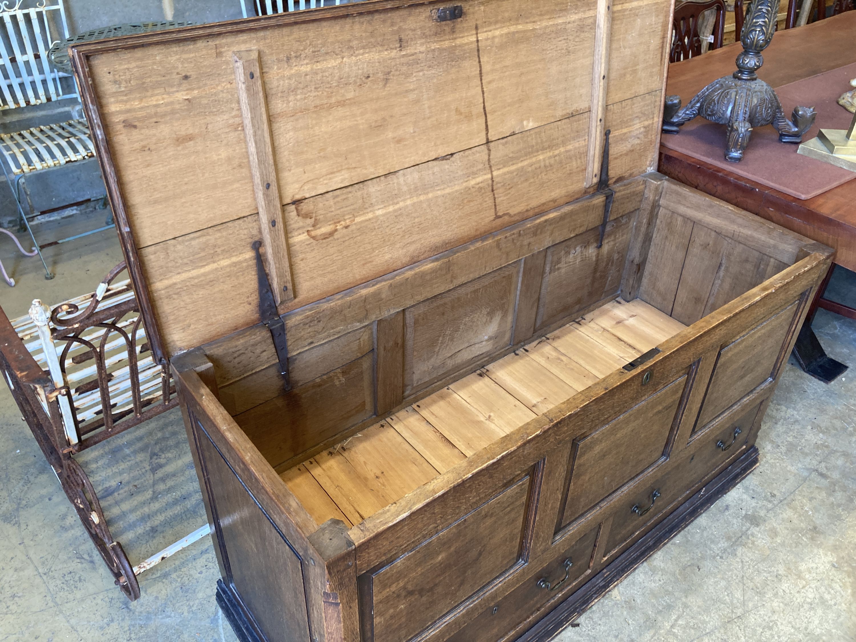 An early 19th century oak mule chest, length 140cm, depth 54cm, height 75cm - Image 4 of 4