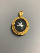 A late Victorian yellow metal and pietra dura set oval pendant brooch, depicting a dove, overall