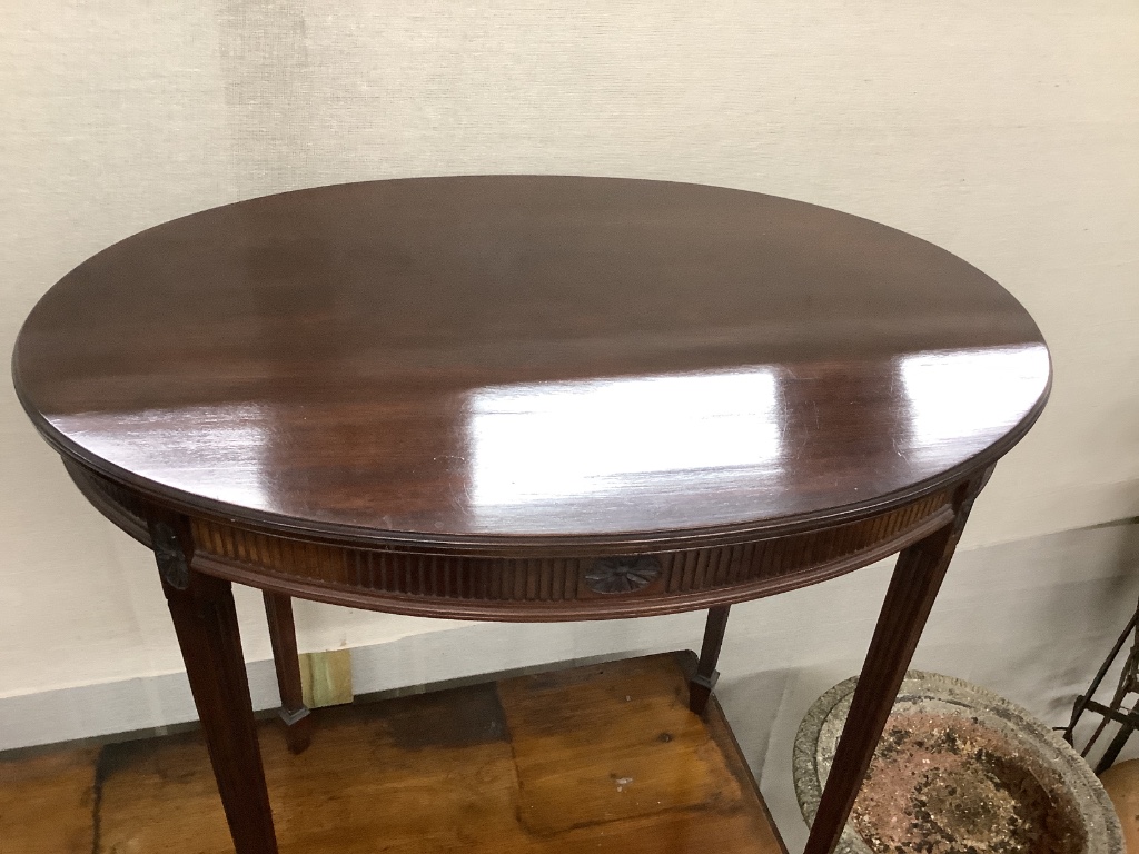 An Edwardian oval mahogany occasional table, width 77cm, depth 54cm, height 71cm - Image 2 of 3
