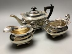 An Edwardian silver three piece tea set, Sheffield, 1906,gross 26.5oz.
