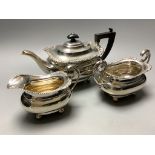 An Edwardian silver three piece tea set, Sheffield, 1906,gross 26.5oz.