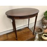 An Edwardian oval mahogany occasional table, width 77cm, depth 54cm, height 71cm