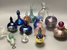 A quantity of mixed mottled and other glass scent bottles (13)
