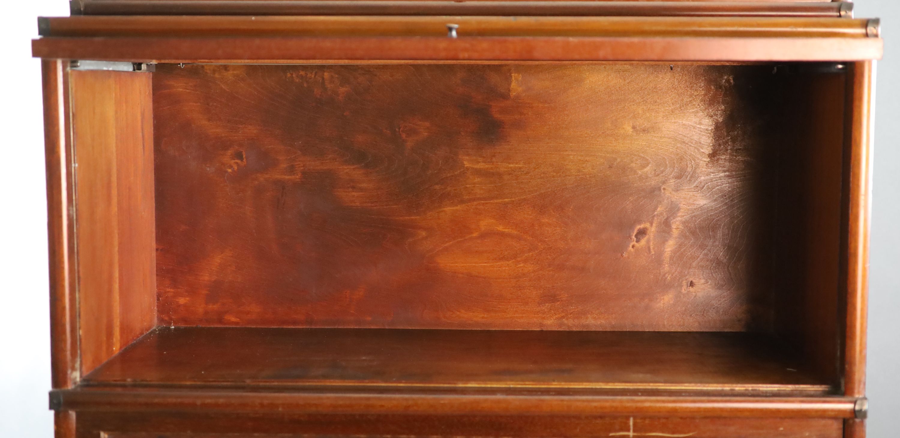 A Globe Wernicke mahogany sectional bookcase,with recessed glazed top tier over two glazed sections - Image 2 of 4