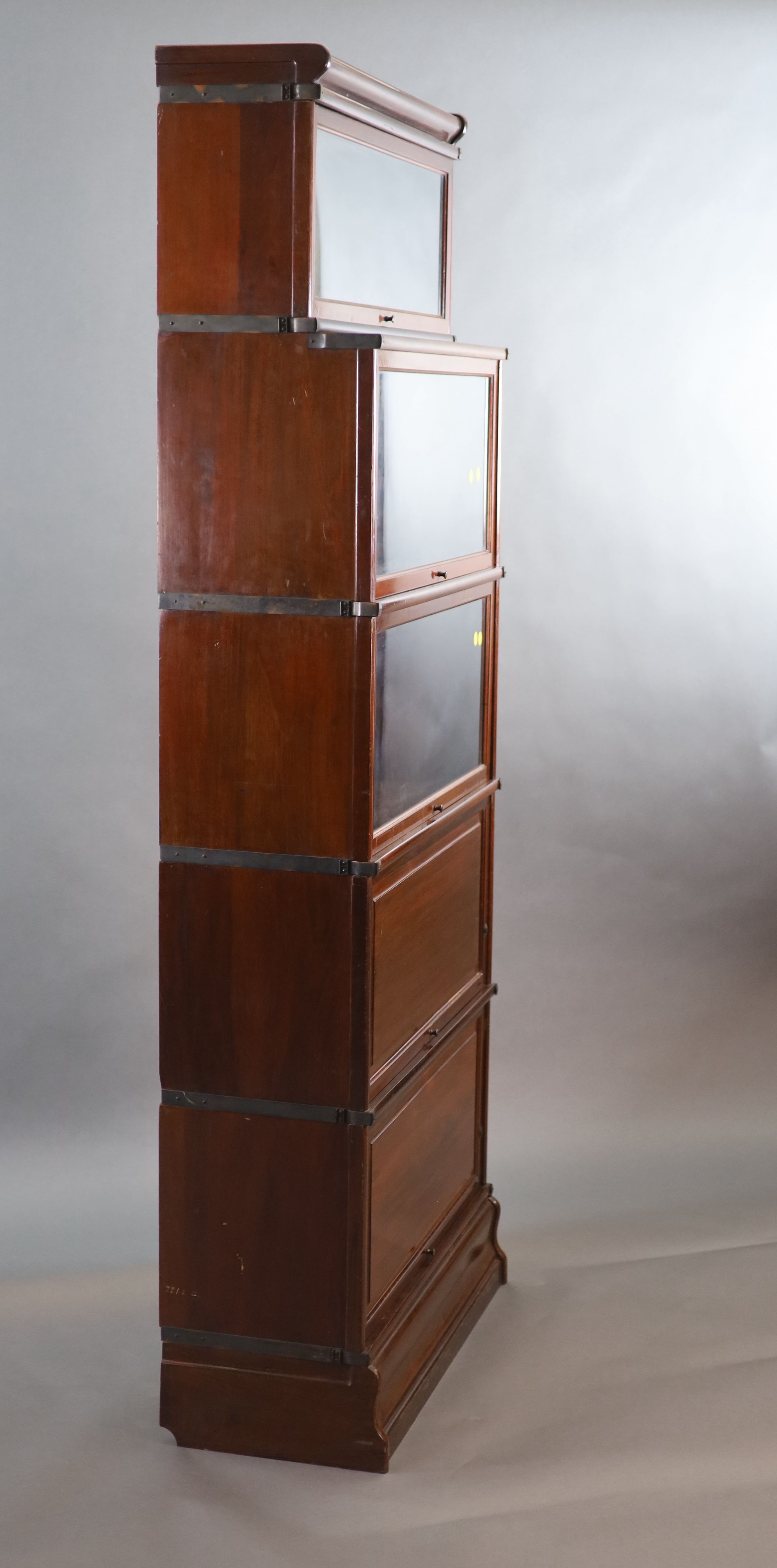 A Globe Wernicke mahogany sectional bookcase,with recessed glazed top tier over two glazed sections - Image 4 of 4