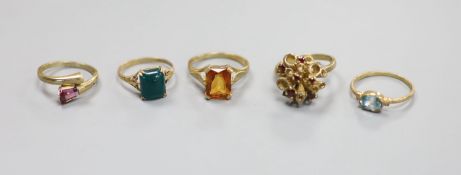 Five assorted modern 9ct gold and gem set dress rings, including bloodstone, garnet and blue