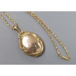 An Edwardian Art Nouveau 9ct gold oval locket, on a 9ct chain,locket overall 47mm, chain 41cm,