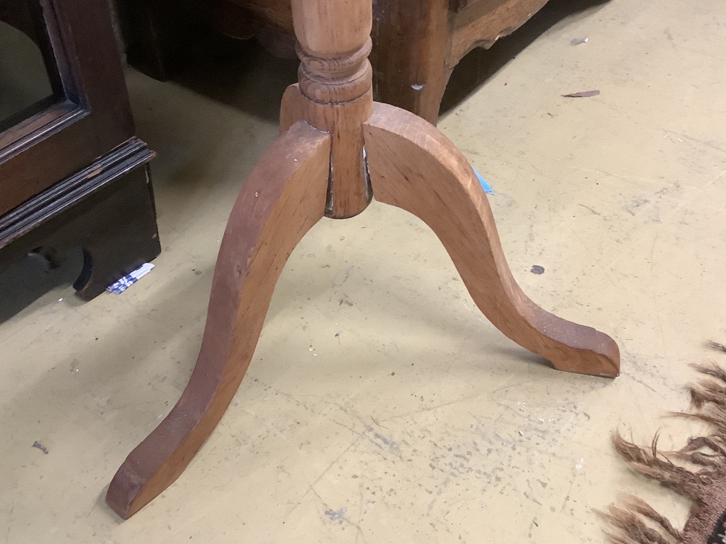 An Edwardian oak shaving stand, with telescopic plate, height approx. 133cm - Image 2 of 3