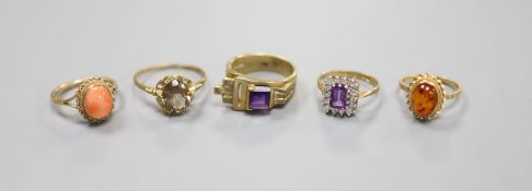 Five assorted modern 9ct gold and gem set rings, including coral, amber and amethyst,gross 16.8