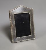 A George V silver mounted photograph frame, James Deakin & Sons, Sheffield, 1916, (a.f.),19.8cm.