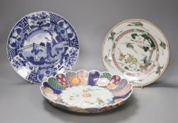 A Chinese Kangxi famille verte plate, decorated with a deer, a 19th century Chinese blue and white