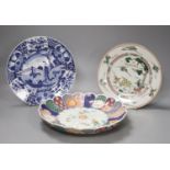 A Chinese Kangxi famille verte plate, decorated with a deer, a 19th century Chinese blue and white