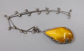 A stylish white metal and amber pebble set pendant necklace,76cm, gross weight 88 grams.