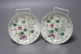 A pair of Chinese enamelled porcelain saucer dishes, 14cm diameter