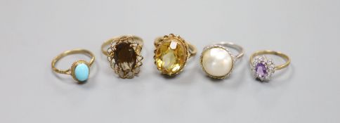 Five assorted modern 9ct gold and gem set rings, including turquoise, mabe pearl and citrine,gross