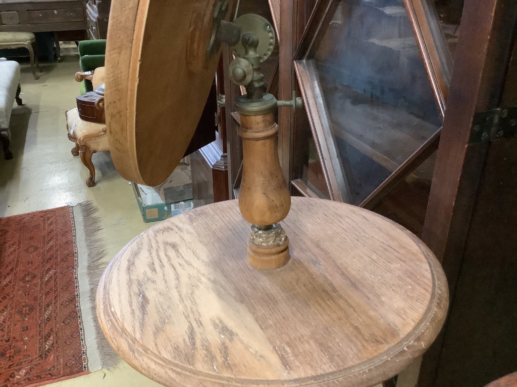 An Edwardian oak shaving stand, with telescopic plate, height approx. 133cm - Image 3 of 3